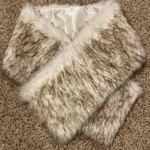 Women’s faux fur shawl